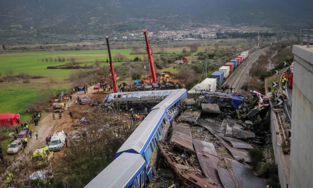 Σύγκρουση τρένων στα Τέμπη: Επιχείρηση διάσωσης στον τόπο της τραγωδίας